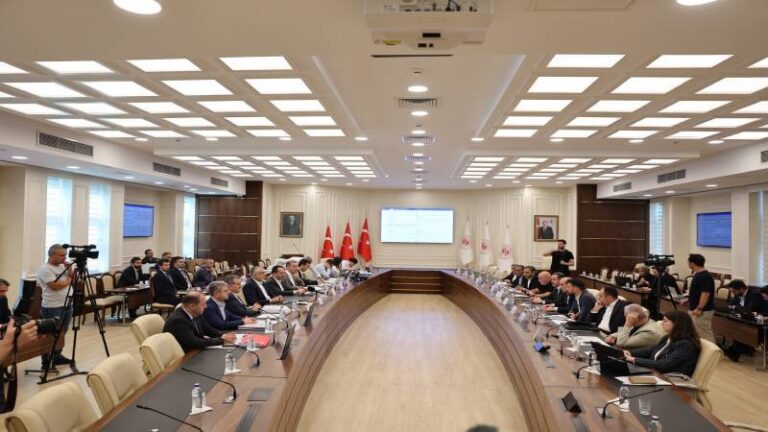 8-donem-toplu-sozlesme-gorusmeleri-devam-ediyor-bakan-isikhan-ile-sendika-temsilcileri-bir-araya-geldi-mj1lVtPw.jpg