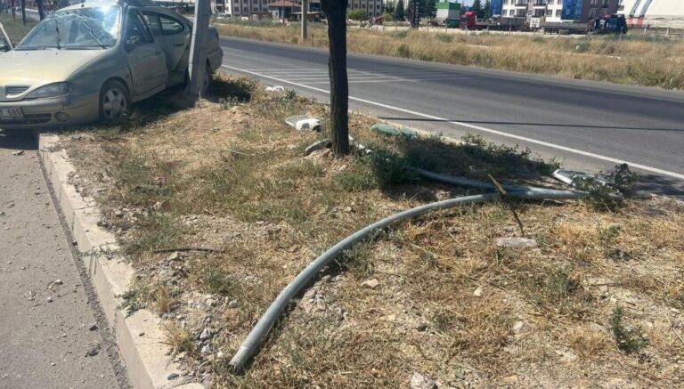 afyonkarahisarda-tir-ile-otomobil-carpisti-wZbwvFt2.jpg