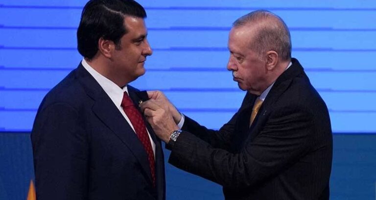 akpye-gecen-belediye-baskani-ilk-is-olarak-kadro-dagitti-KrWK4Cen.jpg