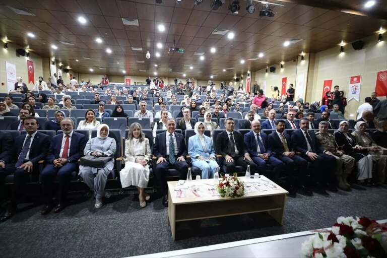 bakan-goktas-bingolde-gonul-elcileri-ile-koruyucu-aile-farkindalik-toplantisinda-konustu-aciklamasi-Q1bvxWNZ.jpg