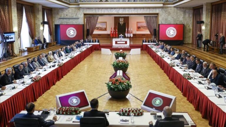 baris-icin-toplumsal-girisim-chp-operasyonlari-baris-ve-demokrasi-umutlarina-darbe-vurarak-komisyonun-ustune-kara-bir-golge-dusurdu-n4k3jXGy.jpg
