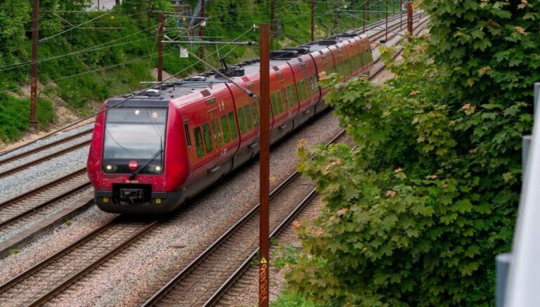 danimarkada-tren-raydan-cikti1-olu-en-az-20-yarali-TIA73O1E.jpg