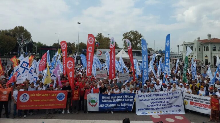 is-birakan-memurlarin-eylemleri-istanbulda-suruyor-sokaklarda-alanlardayiz-YhaPEkCM.jpeg