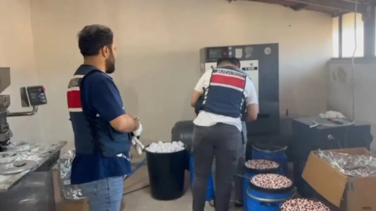 istanbulda-847-bin-uyusturucu-hap-ele-gecirildi-vhJClAOt.jpg