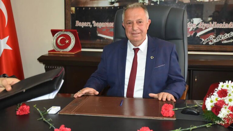 ozlem-cercioglunun-akpye-gecmesinin-ardindan-aydin-karacasu-belediye-baskani-mustafa-buyukyapici-dimdik-partimdeyim-8JKHULcb.jpg