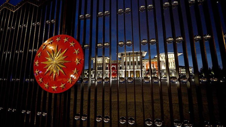 saraydan-gecis-sureci-kanunu-mesaji-erdoganin-basdanismani-mehmet-ucum-el-yukseltti-en-isabetli-cozum-olur-d7VywYQ7.jpg