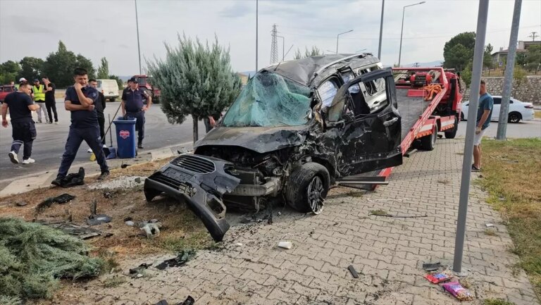 sindirgida-trafik-kazasi-4-yarali-v7C8K51n.jpg