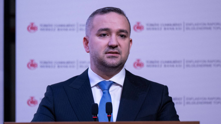tcmb-baskani-fatih-karahan-yilin-ucuncu-enflasyon-raporunu-acikliyor-hlDFCrYq.png