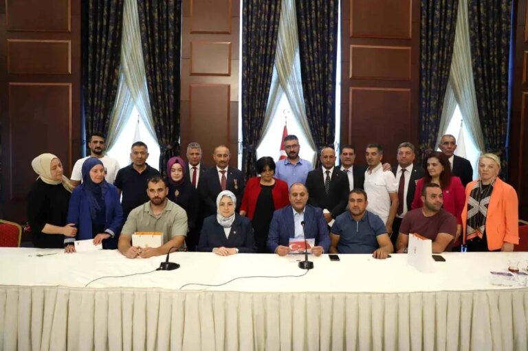 ak-parti-kadin-kollari-baskani-ercan-gazilerle-bir-araya-geldi-2AVD7qxl.jpg