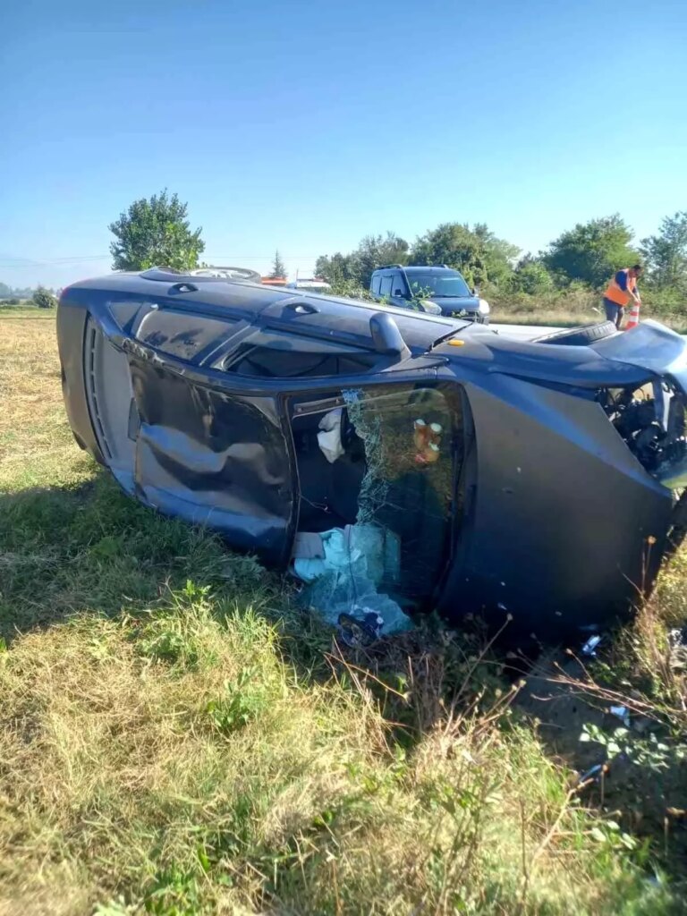 boluda-takla-atan-aracta-surucu-kurtuldu-8OawSEVU.jpg