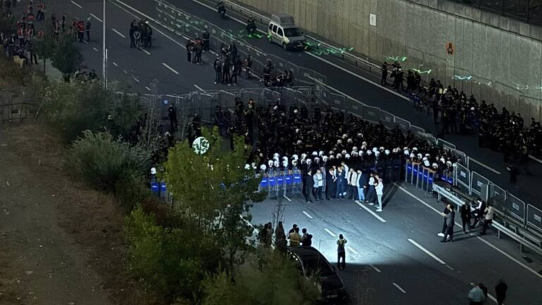dem-partiden-chp-onundeki-polis-ablukasina-tepkisi-biz-bunlari-taniyoruz-gayet-iyi-biliyoruz-kayyim-atamalariyla-halk-iradesi-yok-sayiliyor-s7uSJ9p2.jpg