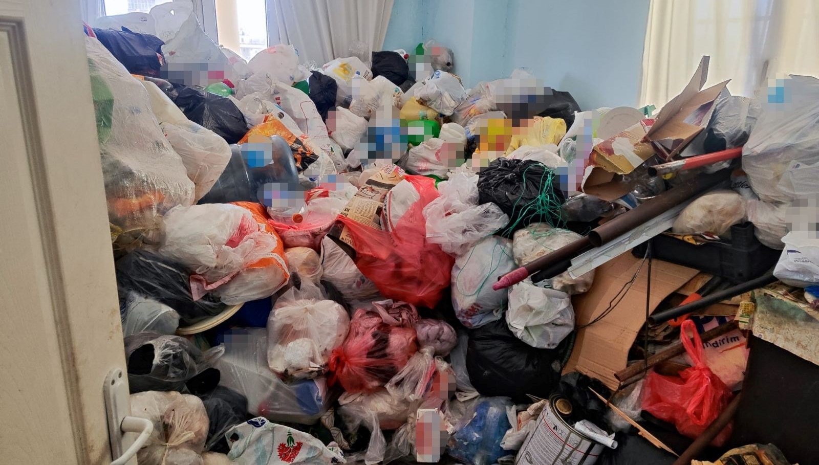 komsular-kotu-kokuya-dayamadi-evden-iki-kamyon-cop-cikti-h3aJT8AN.jpg