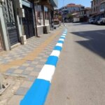 pazaryerinde-kaldirim-taslari-mavi-ve-beyaz-boyandi-uEbK8nr8.jpg