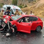turistleri-tasiyan-minibusle-otomobil-carpisti-6-yarali-dymfGjII.jpg