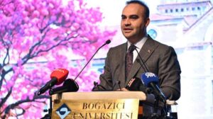 bakan kacir 16 milyar dolarlik ar ge faaliyeti gerceklesiyor EmKj8Z7k.jpg