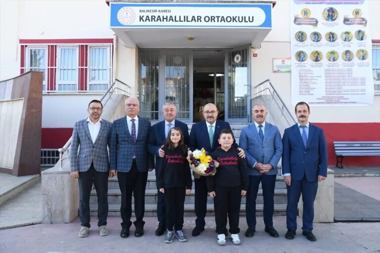 balikesir valisi ustaoglu karahallilar ortaokulunu ziyaret etti G316HcxD.jpg
