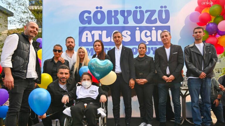 besiktasta-kucuk-atlas-icin-umut-dolu-gun-losemiyi-2nci-kez-yenen-atlas-icin-balonlar-gokyuzune-birakildi-Pta8bHDj.jpg