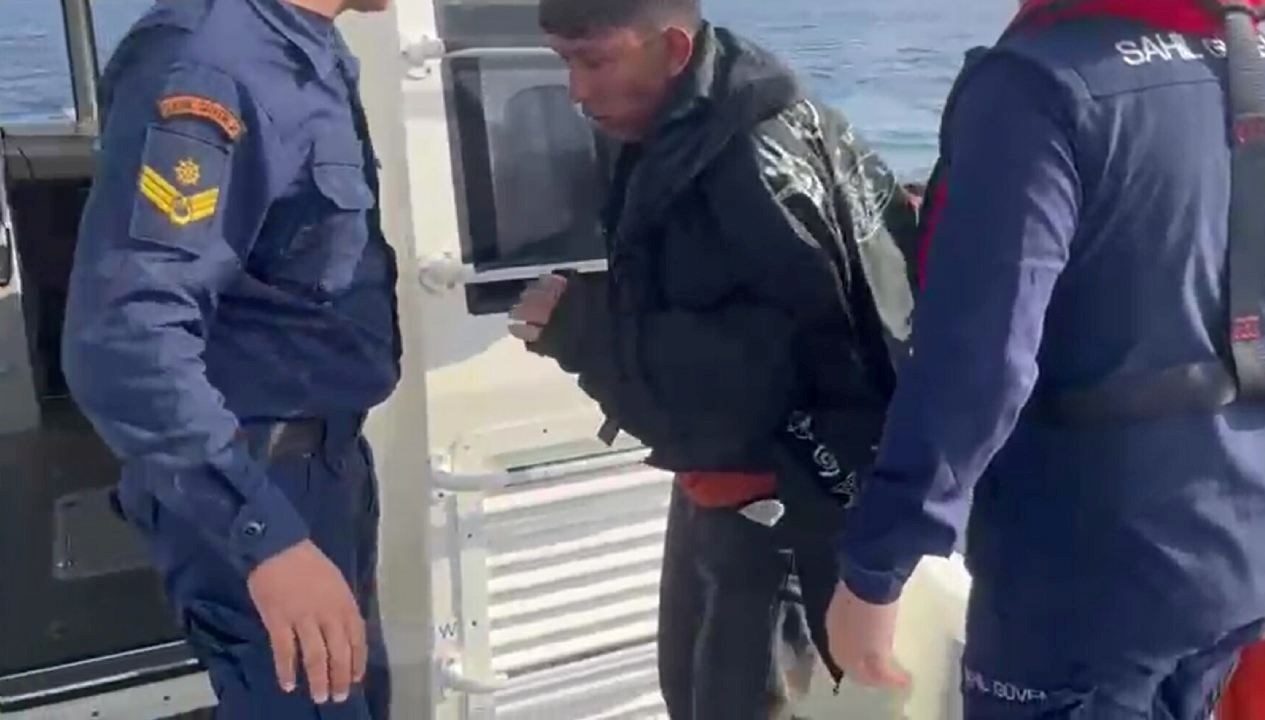 bottan dusen gocmeni 12 saat sonra balikcilar kurtardi WTnXUmZJ.jpg