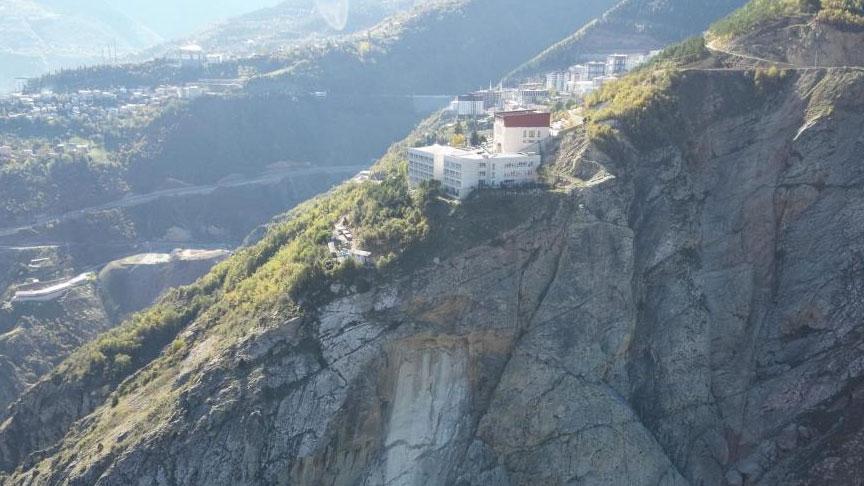 artvinde buyuk panik kopan dev kaya parcasi nedeniyle 2 lise tahliye edildi xBrx9ScB.jpg