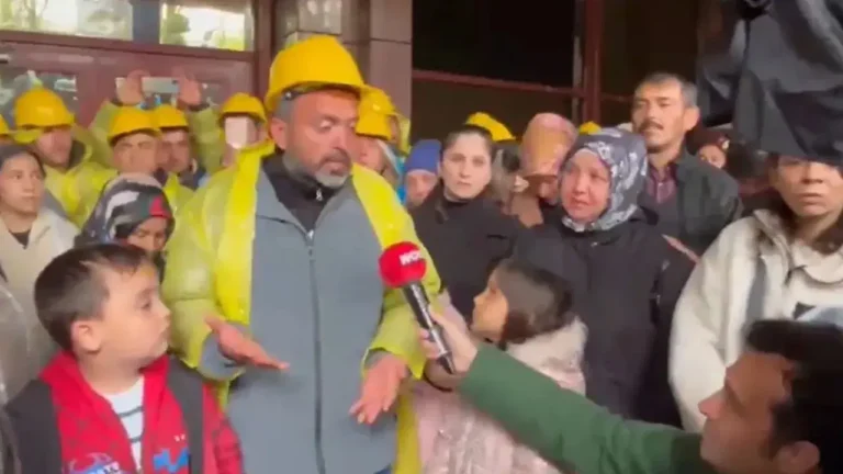 23-nisanda-madenci-cocuklari-direnis-alaninda-baba-ogul-birlikte-agladi-bWxnDTFK