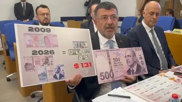 chpli-veli-agbabadan-mecliste-simsekli-banknot-protestosu-bu-muhteremi-taniyorsunuz-hDFrD7Np