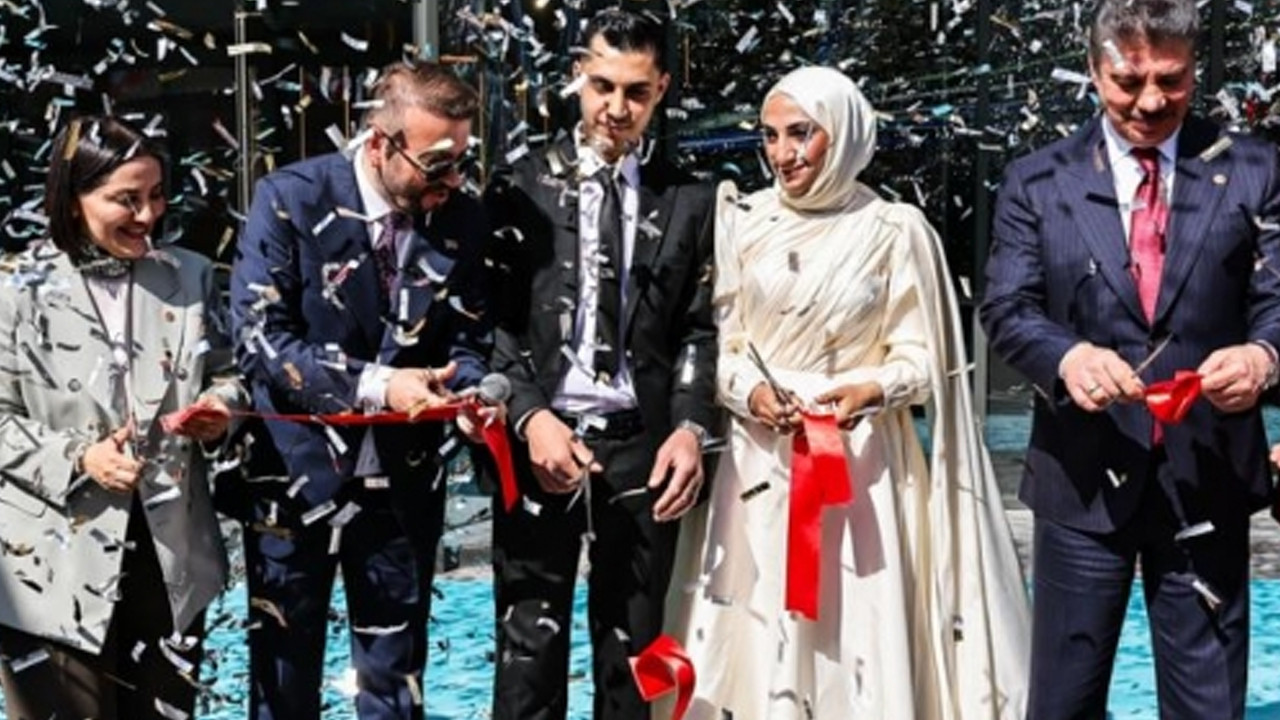 kurdeleyi-gelin-ve-damat-kesti-nikah-sonra-kilindi-uddIP9C1