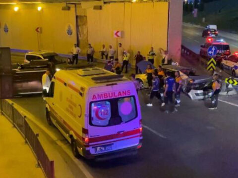 Bakırköy’de iki araç çarpıştı: 5 kişi yaralandı