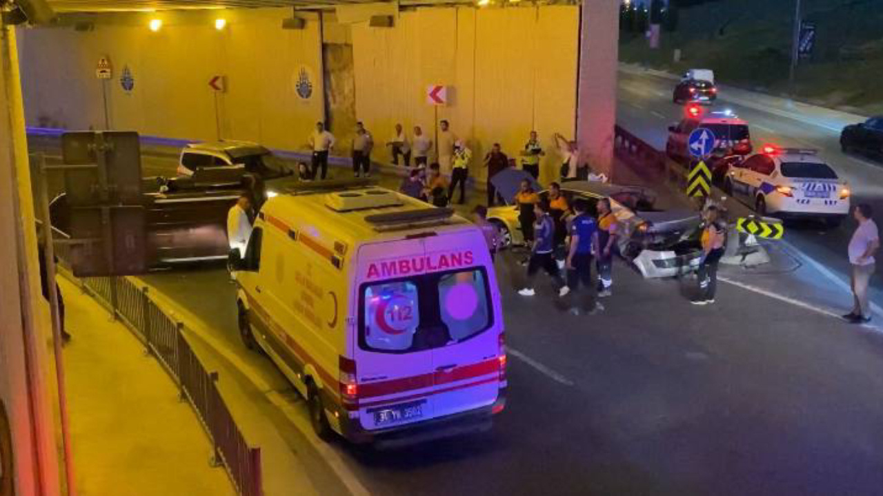 Bakırköy’de iki araç çarpıştı: 5 kişi yaralandı