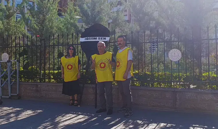 Eğitimcilerden Tekin’e siyah çelenkli tepki: Karşımızda barikat değil çözüm istiyoruz!