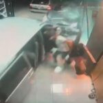 Otomobil, oto aksesuar dükkanına daldı; kaza kamerada