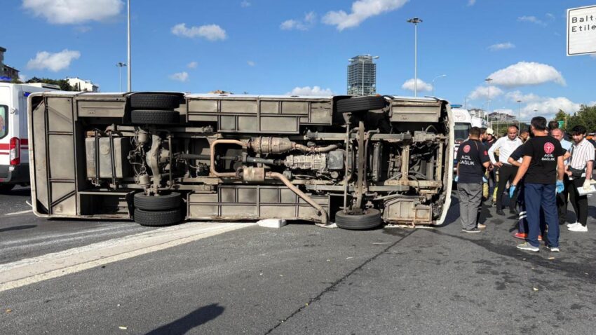 Sariyerde korkunc kaza yolcu midibusu devrildi 13 yarali 4gl1RZiO